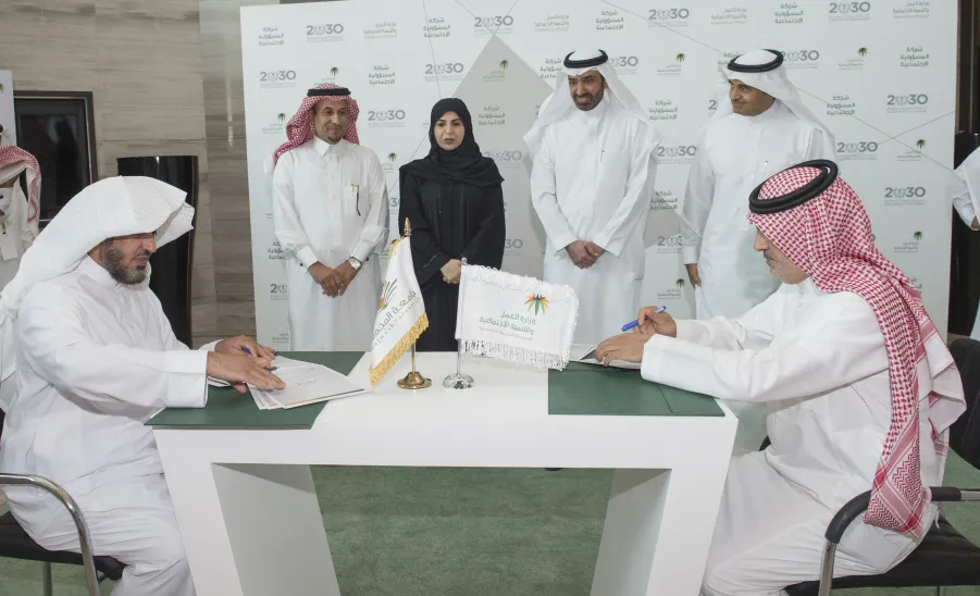 معالي مدير الجامعة يشهد توقيع الجامعة مذكرة تفاهم مع وزارة العمل - 