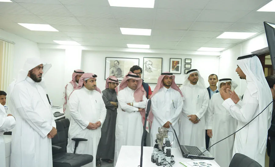 وكيل الجامعة يفتتح معامل الروبوت التعليمي STEM بكلية علوم الحاسب والمعلومات وكلية الهندسة ويدشن الورشة التعريفية للطلاب - 
