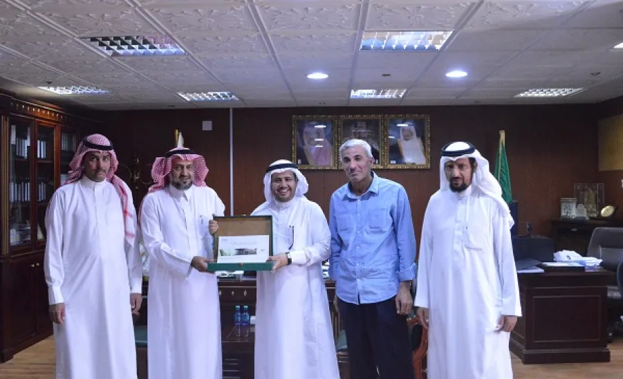 وكيل الجامعة للشؤون التعليمية يطلع على دليل قياس مؤشرات الأداء للجامعة - 