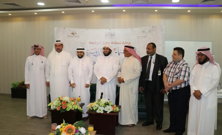 سعادة وكيل الجامعة يرعى حفل توقيع المعرض الطبي الصحي بالجامعة - 
