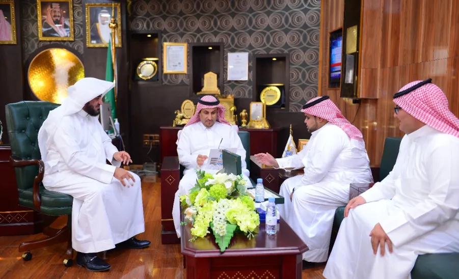 معالي مدير الجامعة يتسلم تقرير الإدارة العامة للخدمات للعام الجامعي1437/1438هـ - 