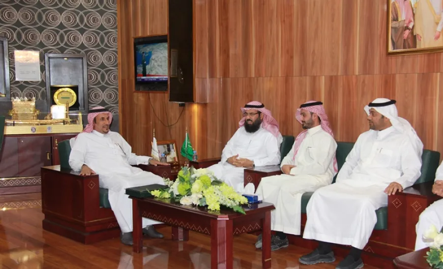 وفدٌ من كلية العلوم والدراسات الإنسانية بالغاط يلتقون معالي مدير الجامعة -  