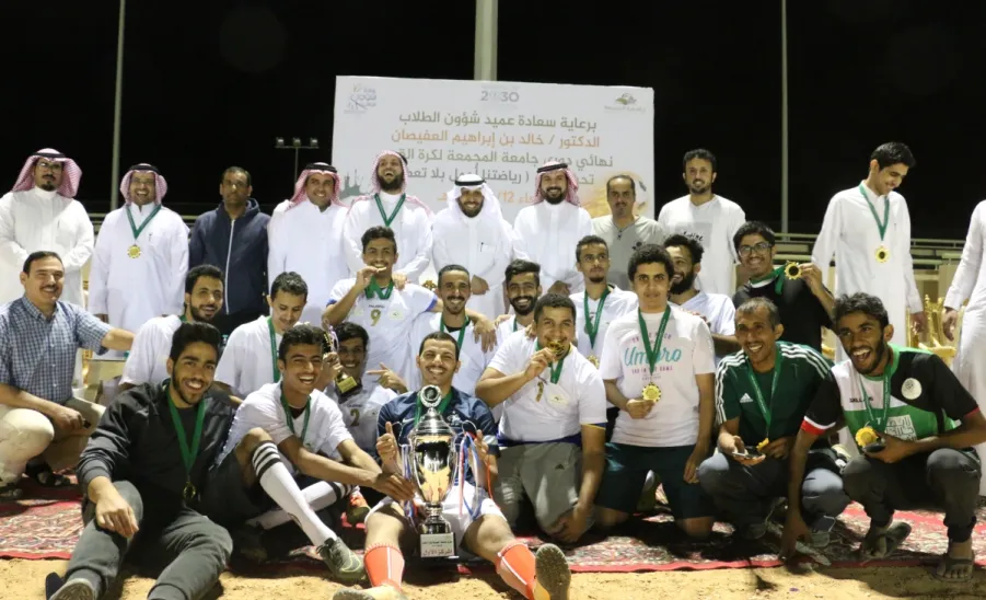 عميد شؤون الطلاب يتوج كلية العلوم الطبية بكأس الدوري -  