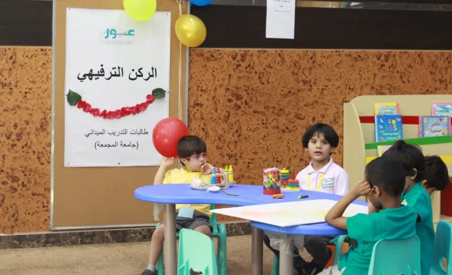 بالتعاون مع مركز عبور لذوي الاحتياجات الخاصة : عمادة خدمة المجتمع والتعليم المستمر تنفذ مبادرة (يدي بيدك) - 
