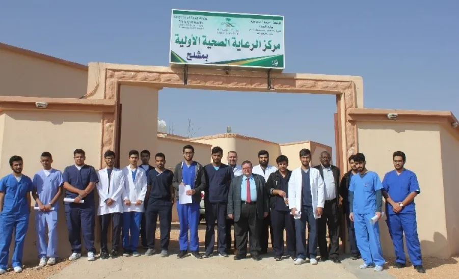 طلاب وطالبات كلية الطب يزورون قريتي مشلح وأم سديره تنفيذاً لخطة قسم طب المجتمع والصحة العامة - 