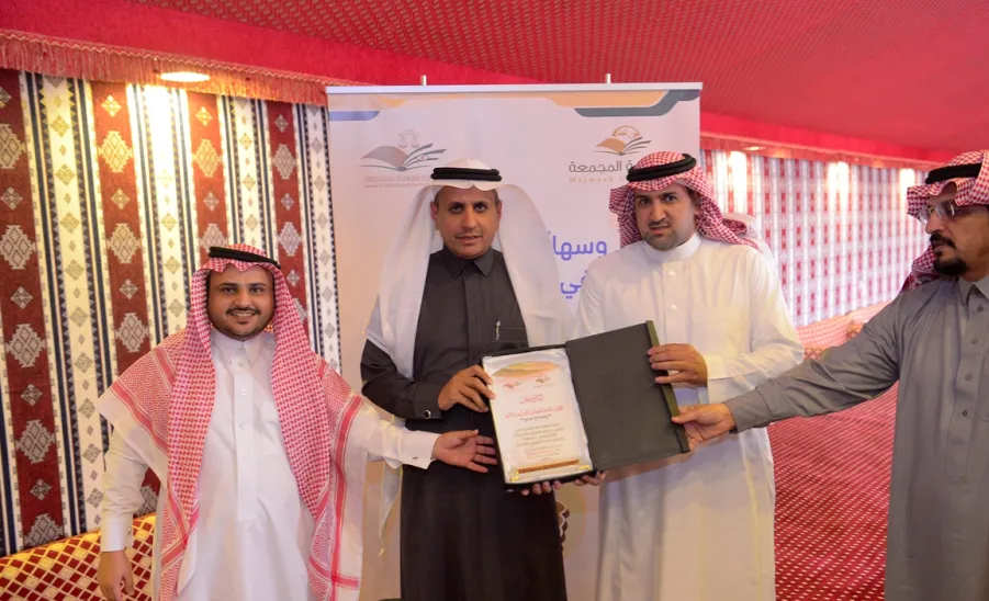 المشرف العام على مكتب المعالي يكرِّم فريق عمل برنامج الحضوروالانصراف الإلكتروني - 