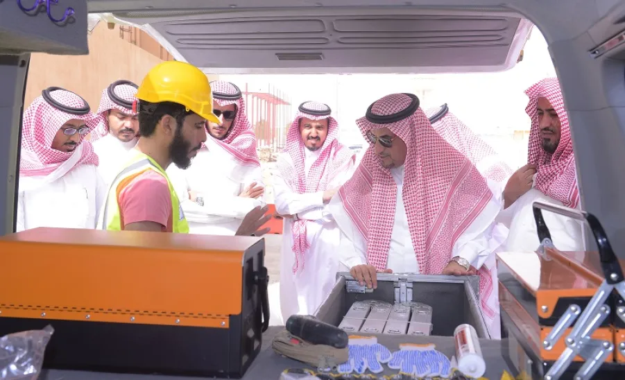معالي مدير الجامعة يطلع على مشروع السيارة المتنقلة لصيانة الدعم الفني والشبكات والبنية التحتية -  