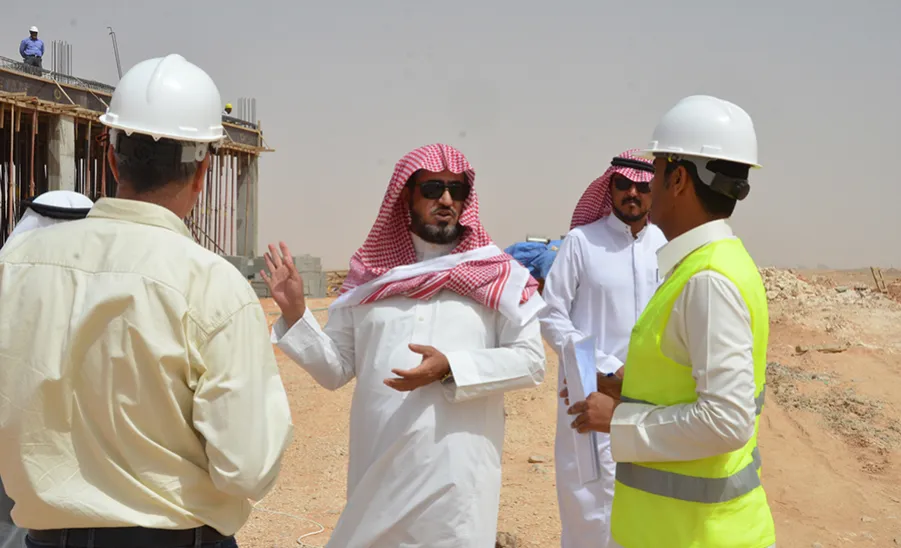 وكيل الجامعة يتفقد مشروع مجمع كليات الطالبات بالزلفي - 