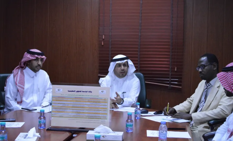 وكيل الجامعة للشؤون التعليمية يناقش تطلعات إدارة القياس والتقويم والتميز في الفترة القادمة - 