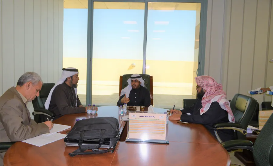 وكيل الجامعة للشؤون التعليمية يلتقي فريق إعداد الخطة الإستراتيجية ويناقش الوضع الراهن - 