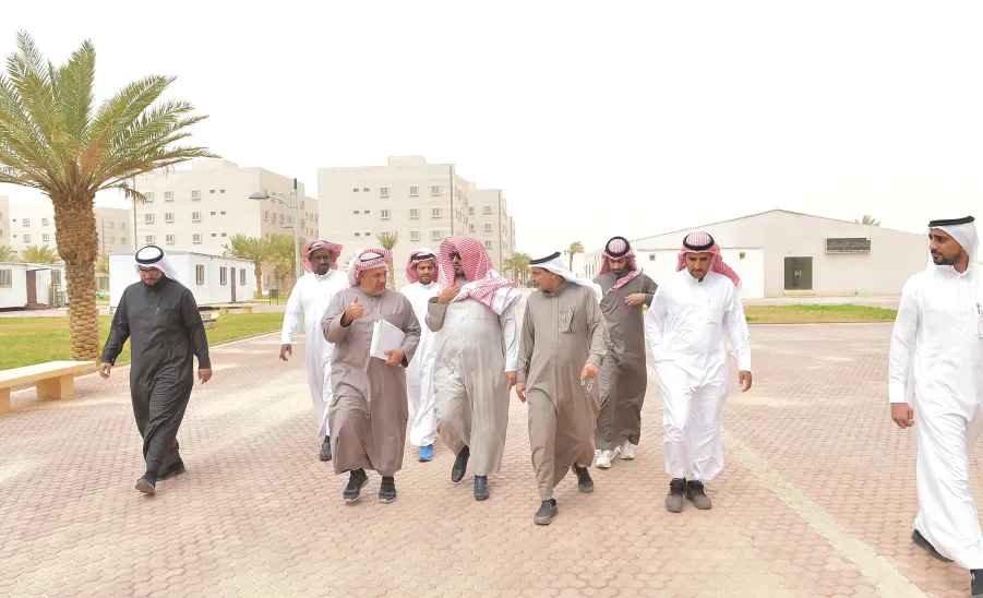 وكيل الجامعة يتفقد إسكان الزلفي - 
