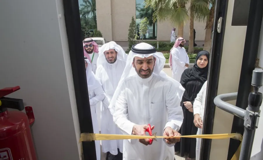 وزير العمل يدشن حملة التبرع بالدم ويطلع على حافلة نادي أصدقاء بنك الدم - 