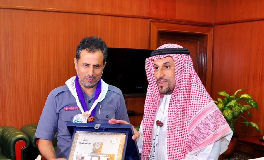معالي مدير الجامعة يستقبل نائب رئيس جمعية الكشافة السعودية الذي قلده منديل رسل السلام -  