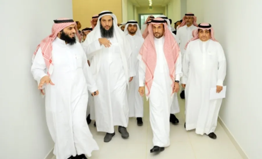 مدير الجامعة يتفقد كلية الطب في مقرها الجديد -  