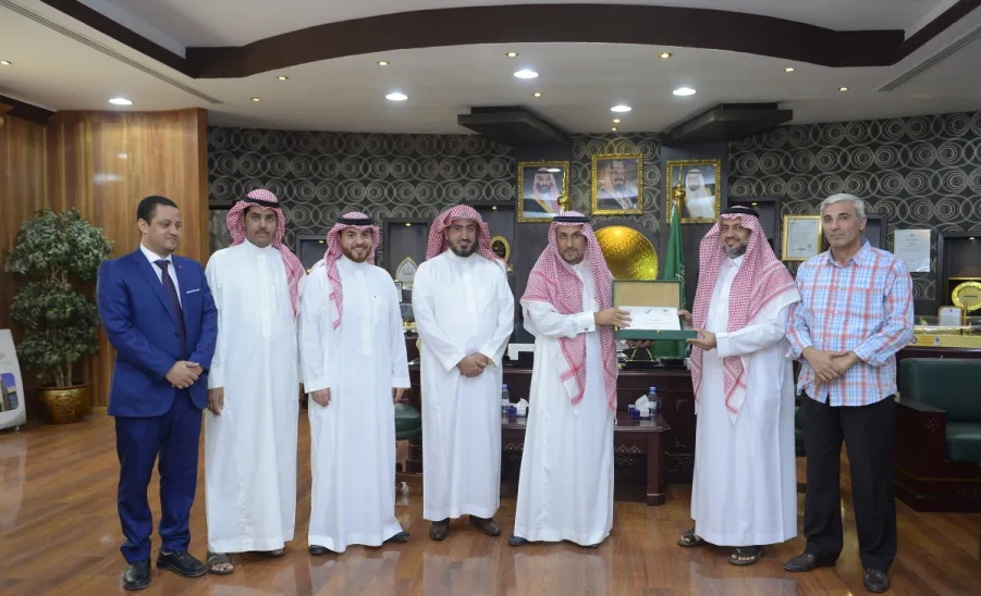 معالي مدير الجامعة يتسلم التقرير الثاني لمتابعة الخطة الاستراتيجية للجامعة 2020 - 