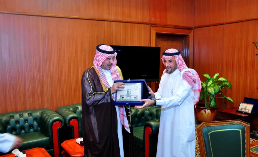 لشكره على متابعته احتياجات ومشاريع كلية العلوم والدراسات الانسانية بالغاط مدير الجامعة يستقبل محافظ الغاط -  