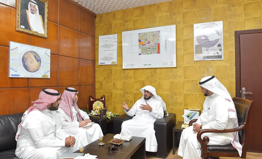 وكيل الجامعة يستقبل فريق الشركة السعودية للخطوط الحديدية ( سار ) - 
