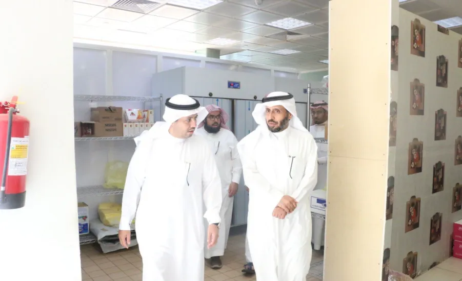 وكيل الجامعة للشؤون التعليمية يزور عمادة شؤون الطلاب ويتفقد مطعم الجامعة - 