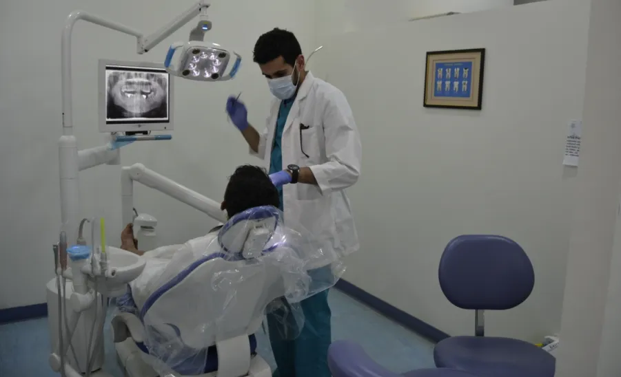 مركز وعيادات طب الأسنان الجامعي التعليم ييقدم أفضل المعايير المهنية في التعليم والتدريب والرعاية - 