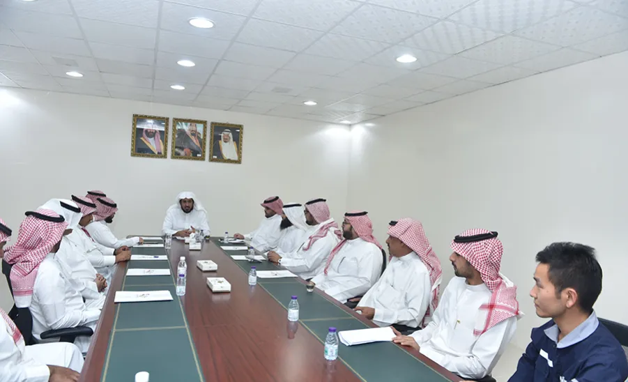 وكيل الجامعة يزور الإدارة العامة للخدمات للاطلاع على جاهزية نقل الطالبات ووحدتي آمن ومناخي -  