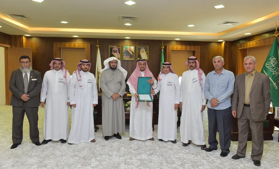 معالي مدير الجامعة يتسلم تقرير المواءمة بين الخطة الإستراتيجية للجامعة ورؤية المملكة 2030 - 