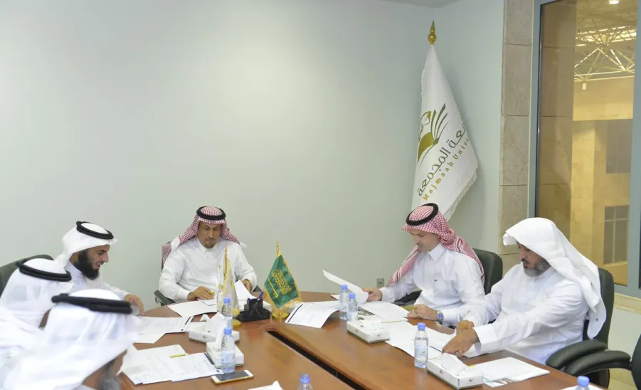 معالي مدير الجامعة يلتقي بفريق إعداد الخطة الإستراتيجية الثالثة للجامعة2020-2025 ويستعرض محاور الخطة وأهدافها الإستراتيجية - 