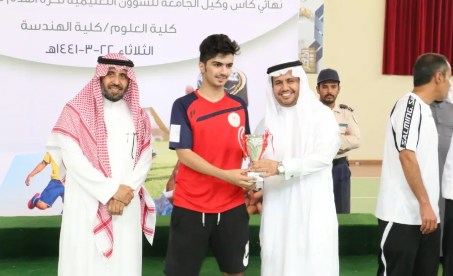 وكيل الجامعة للشؤون التعليمية يرعى كأس سعادته لكرة القدم للصالات -  