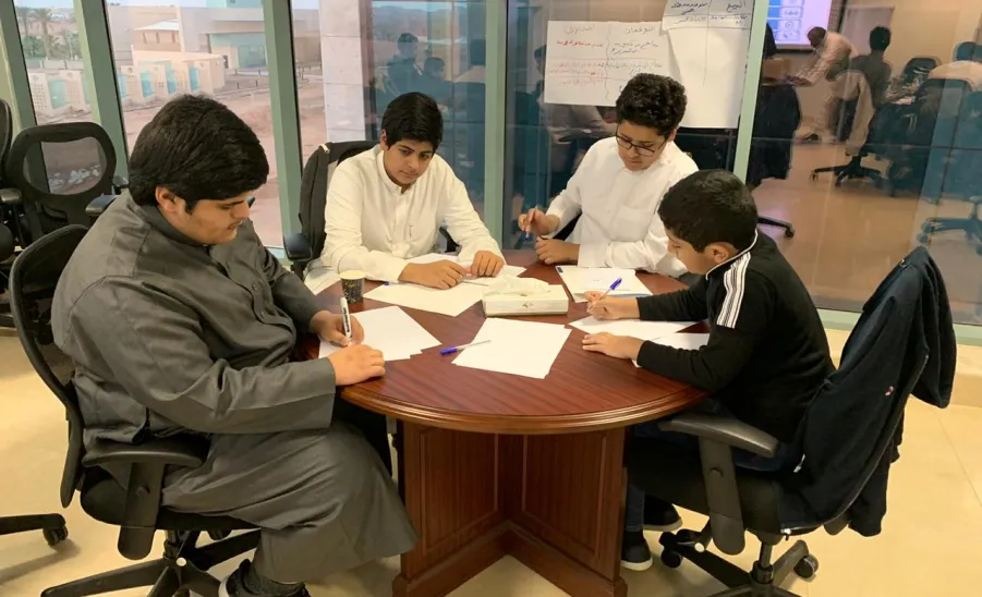 بحضور ( 50 ) من طلاب وطالبات التعليم العام : عمادة خدمة المجتمع والتعليم المستمر تبدأ في تنفيذ مرحلة التدريب ببرنامج رواد المستقبل للوعي المالي - 