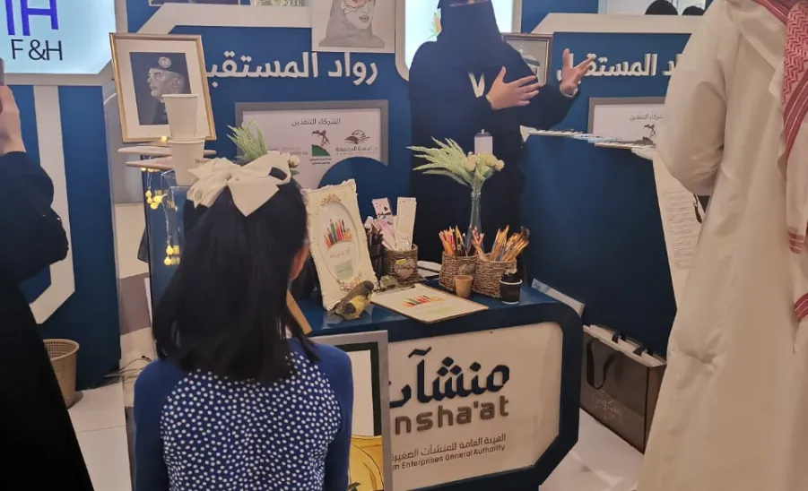 بمشاركة (40) طالباً وطالبة من التعليم العام وبالتعاون مع الهيئة العامة للمنشآت المتوسطة والصغيرة : عمادة خدمة المجتمع والتعليم المستمر تختتم مبادرة رواد أعمال المستقبل - 