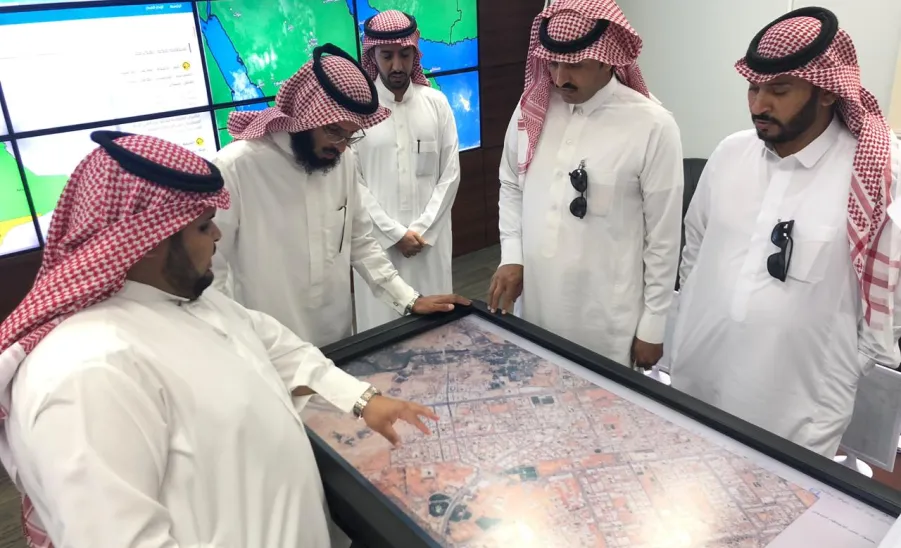وفدٌ من جامعة الملك خالد يزور الجامعة للاطلاع على نظام النقل الجامعي والإجراءات المساندة في أعمال السلامة - 