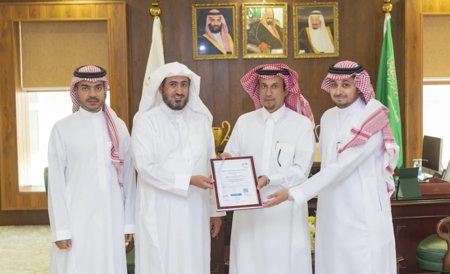  بمناسبة تجديد شهادة الآيزو 27001 في أمن المعلومات : معالي مدير الجامعة يلتقي بعميد تقنية المعلومات  - 