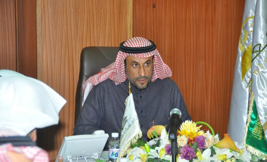 خلال الاجتماع التشاوري الرابع مدير الجامعة يطلع على عدد من التقارير ويستعرض اعمال وحدات الجامعة المختلفة  - 