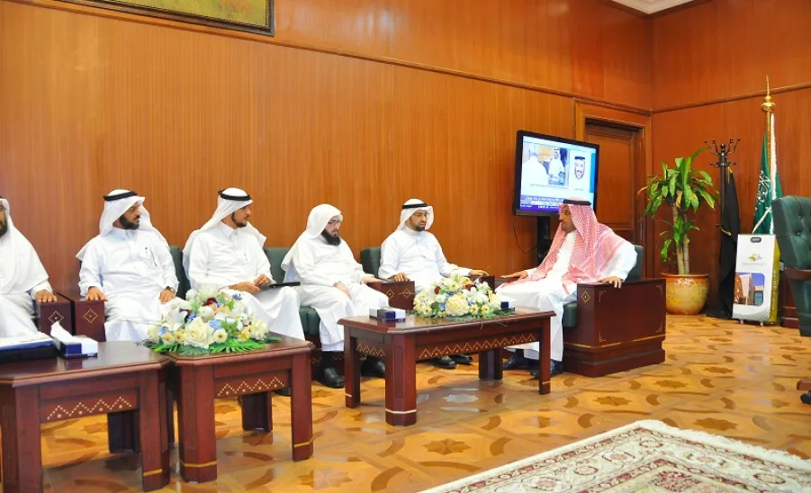 معالي مدير الجامعة يلتقي وفدَ ممثلي شهادة كامبردج لتقنية المعلومات - 