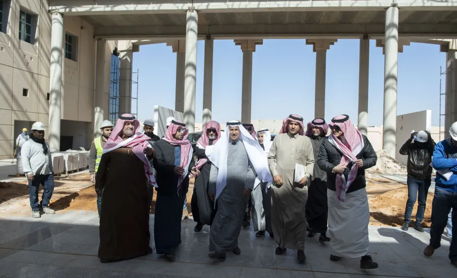 معالي مدير الجامعة يقوم بزيارة تفقدية لمشروع المباني العاجلة للطالبات بالمجمعة -  