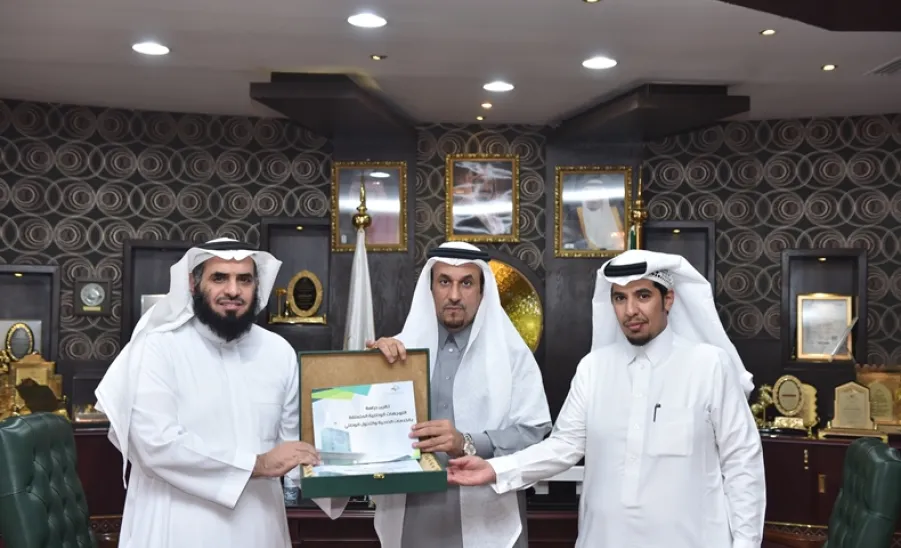 معالي مدير الجامعة يستلم تقرير المرحلة الأولى من الخطة الإستراتيجية للمستشفى الجامعي واللجنة التنفيذية تجتمع مع المكتب الهندسي - 