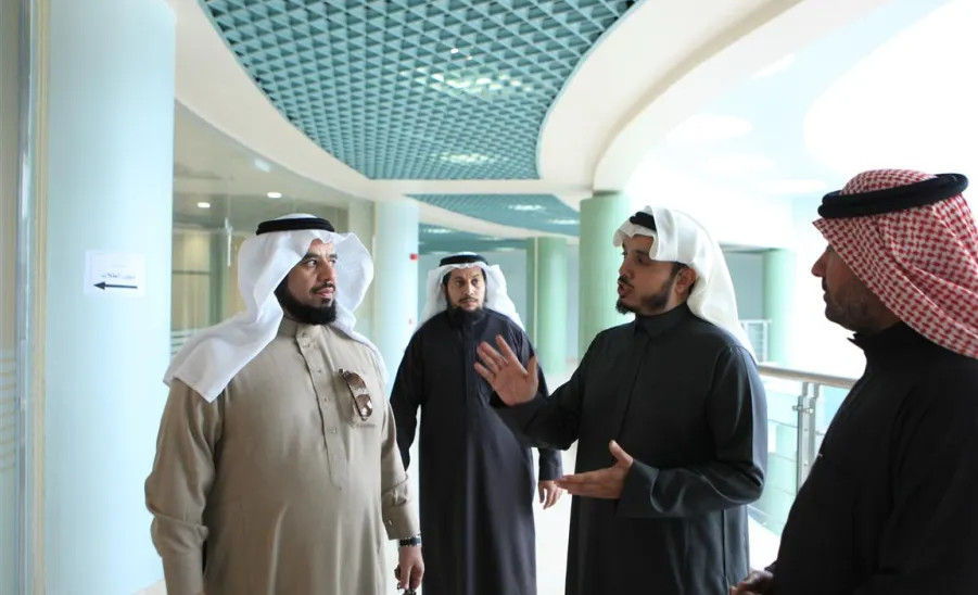 وكيل الجامعة الدكتور إبراهيم الحقيل في زيارة تفقدية لكليتي العلوم وطب الأسنان بالزلفي - 