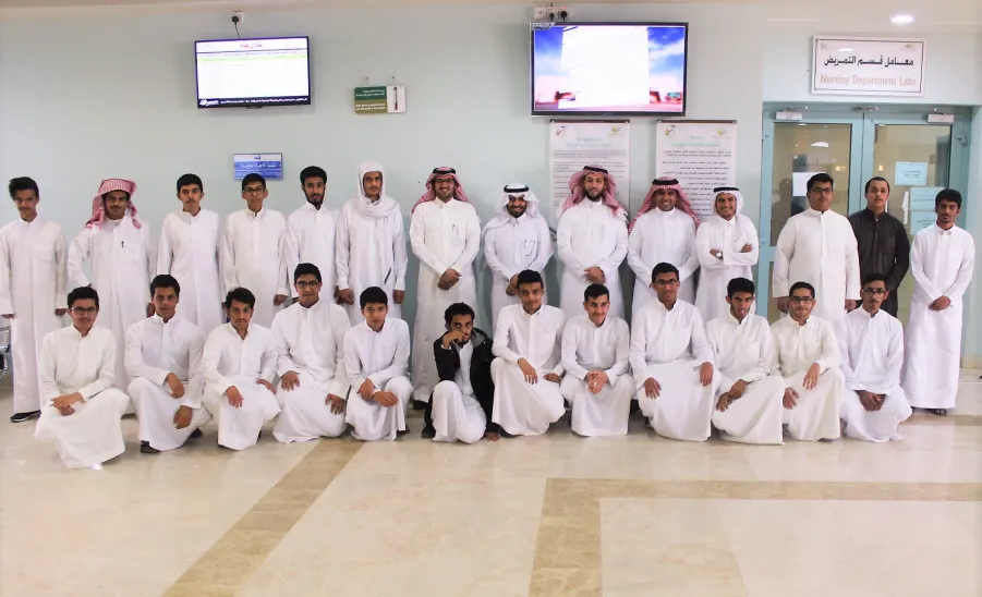 كلية العلوم الطبية التطبيقية تستقبل طلاب مدارس الثانوية العامة بمحافظة المجمعة - 