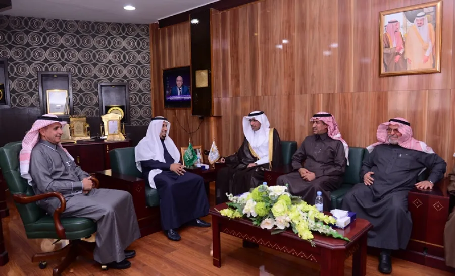 معالي مدير الجامعة يستقبل سعادة محافظ الزلفي وأعضاء المجلس المحلي - 