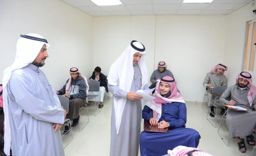 معالي مدير الجامعة يقومُ بجولةٍ تفقديةٍ للاطلاع على سير الاختبارات - 