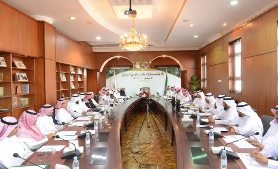 معالي مدير الجامعة يطلع على عدد من التقارير ويستعرض أعمال وحدات الجامعة المختلفة خلال الاجتماع التشاوري الثاني  -  