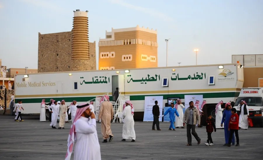من انجازات الجامعة : خدمات طبية متنقلة تحتوي على عيادات متخصصة ومختبرات طبية تخدم المدن والمراكز والهجر - 