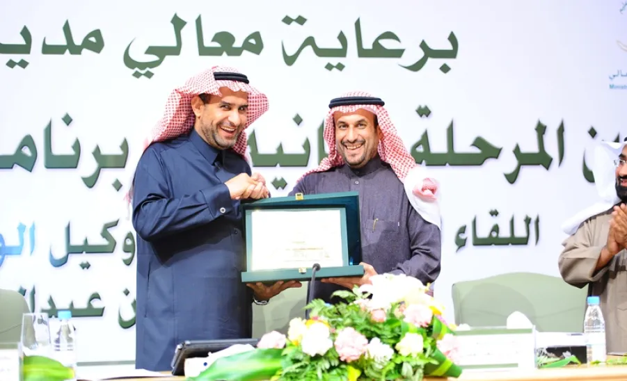 بحضور وكيل وزارة التعليم العالي لشؤون البعثات  مدير جامعة المجمعة يدشن  المرحلة الثانية من برنامج استقطاب المتميزين - 