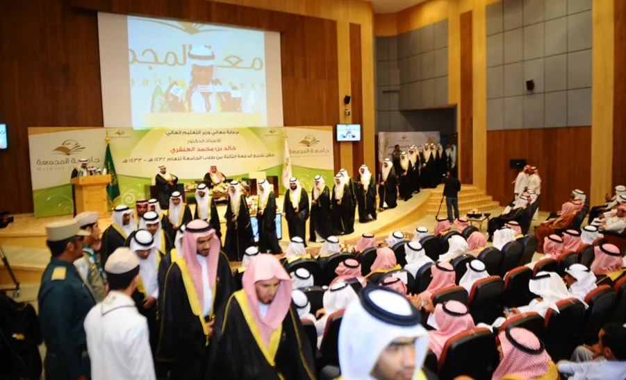 برعاية معالي وزير التعليم العالي وحضور معالي المدير الجامعة تحتفل  بتخريج الدفعة الثالثة من طلابها - 