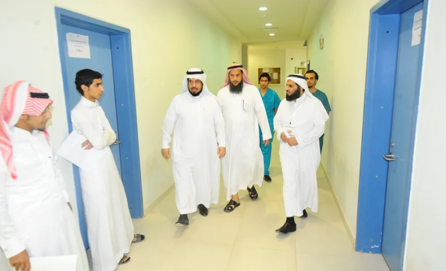سعادة وكيل الجامعة يقوم بجوله تفقديه على لجان المقابلات الشخصية للطلاب المستجدين - 