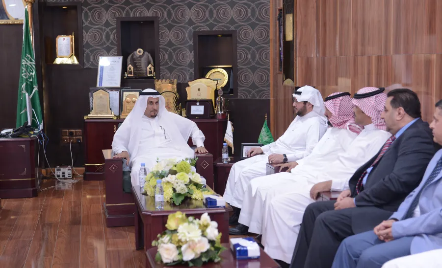 معالي مدير الجامعة يلتقي بسعادة عميد كلية طب الأسنان وعدد من منسوبيها - 