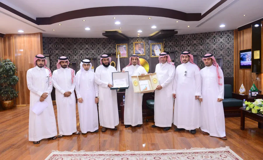 معالي مدير الجامعة يتسلم التقرير السنوي لإدارة المراجعة الداخلية - 