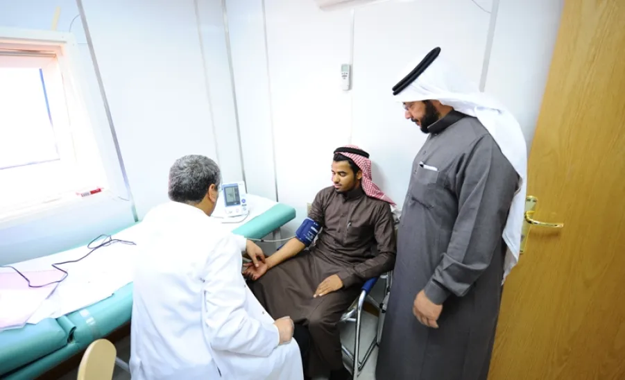 العيادات الطبية المتنقلة بالجامعة تشارك في مهرجان جائزة الملك عبدالعزيز - رحمه الله – لمزاين الإبل في أم رقيبة. - 