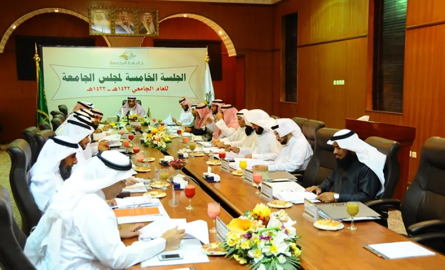 خلال ترأس معالي المدير لاجتماع مجلس الجامعة التوصية بإنشاء كليتين في مركز تمير وقطاع الارطاوية  - 