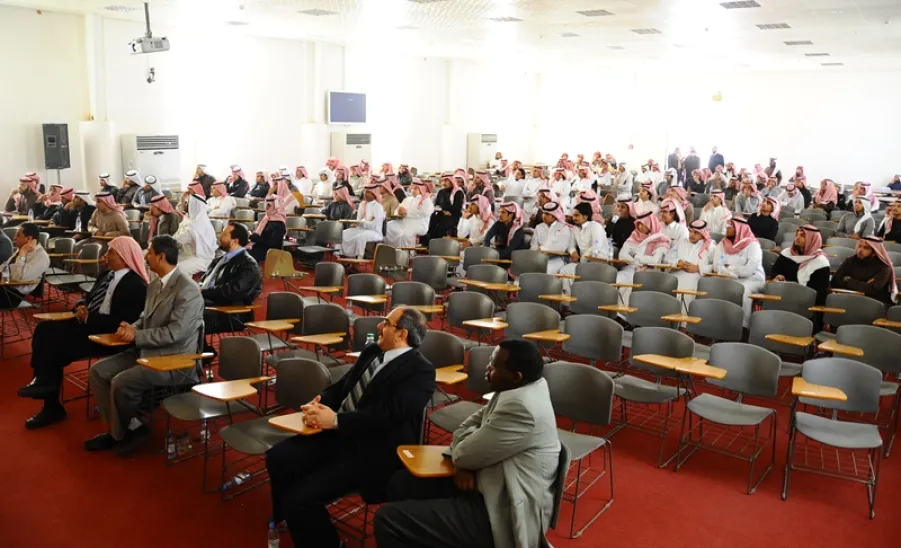 عميد كلية المجتمع يلتقي بالطلاب ، و يشهد محاضرة بعنوان "كن جديدا و جاداً" - 