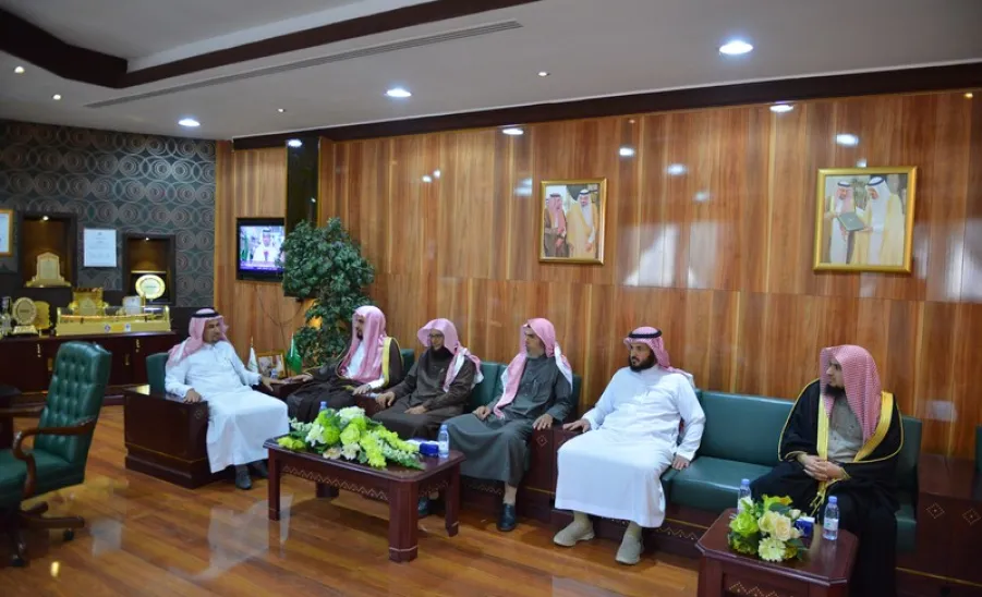 معالي مدير الجامعة يستقبل رئيس وأعضاء مجلس إدارة جمعية تحفيظ القرآن الكريم بالمجمعة - 
